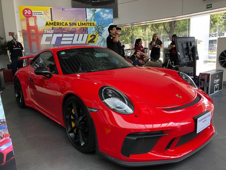 El Prosche-911 GT3RS es uno de los vehículos que están presentes en The Crew 2. El Prosche-911 GT3RS es uno de los vehículos que están presentes en The Crew 2.