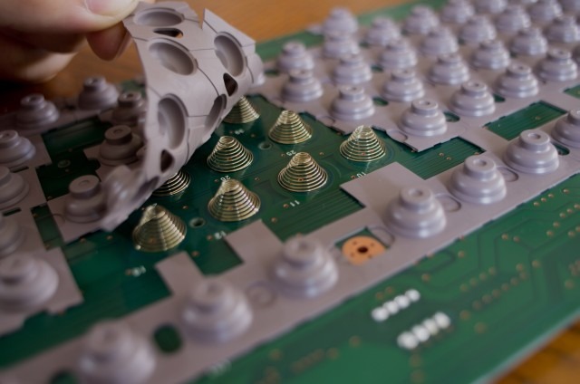 Placa de contacto de un teclado Topre. Placa de contacto de un teclado Topre.