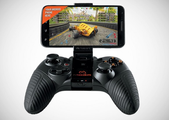 Pese a que la conjunción de móvil y mando parece una buena idea, ya que mejora los controles de todos los juegos móviles, resulta una opción poco confortable para llevar consigo.