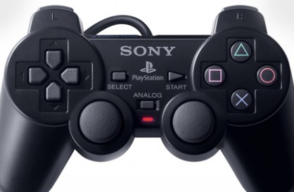 El DualShock 2 pesaba menos que el modelo anterior, mejoraba la vibración y añadía funciones analógicas a los botones.