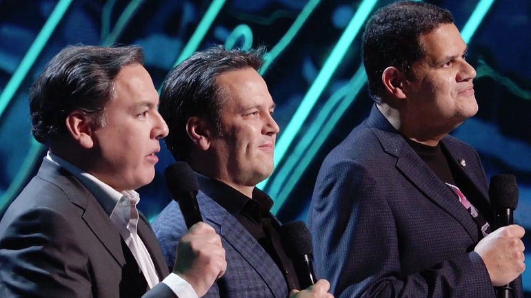 Shawn Layden, a la izquierda, junto a Phil Spencer y Reggie Fils-Aimé. Shawn Layden, a la izquierda, junto a Phil Spencer y Reggie Fils-Aimé.