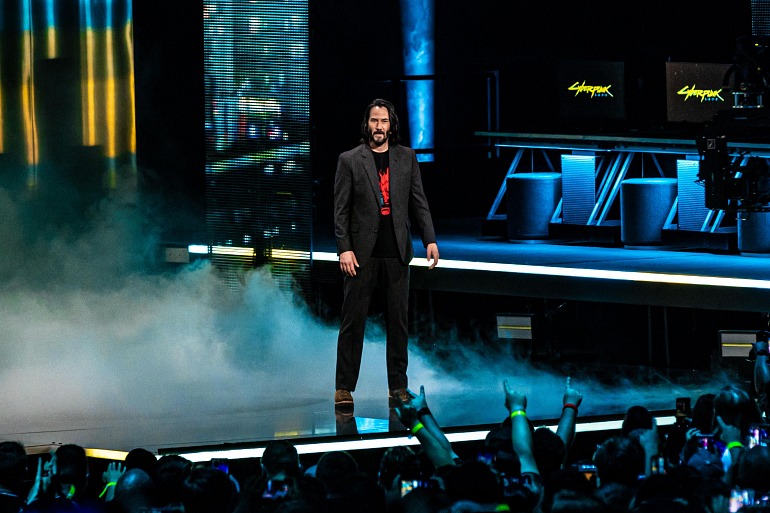 Keanu Reeves en la conferencia de Microsoft en el E3 2019 presentado su colaboración en el videojuego Cyberpunk 2077. Keanu Reeves en la conferencia de Microsoft en el E3 2019 presentado su colaboración en el videojuego Cyberpunk 2077.